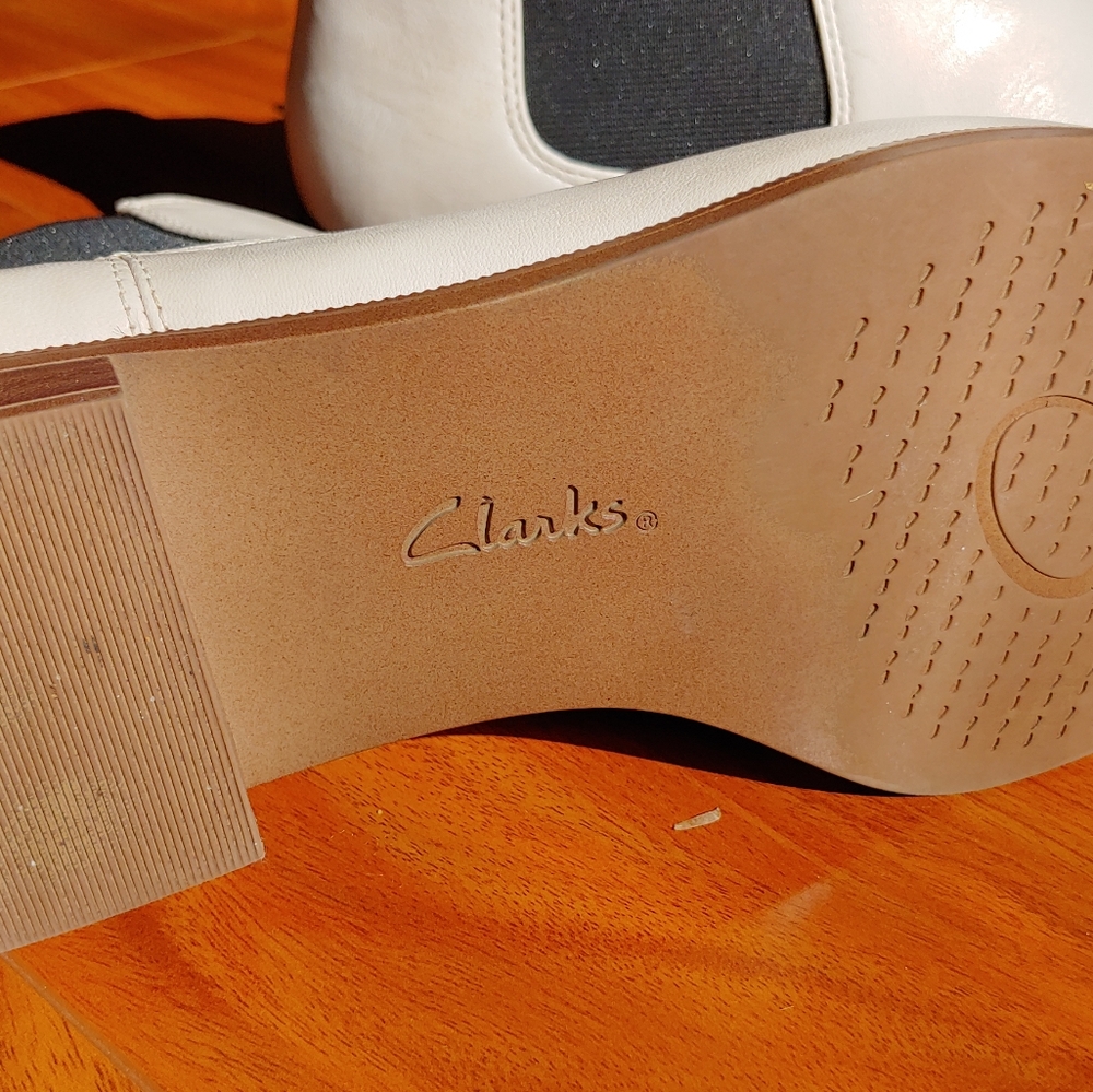 Clarks Leather Spring Boot - Picture 3 of 3